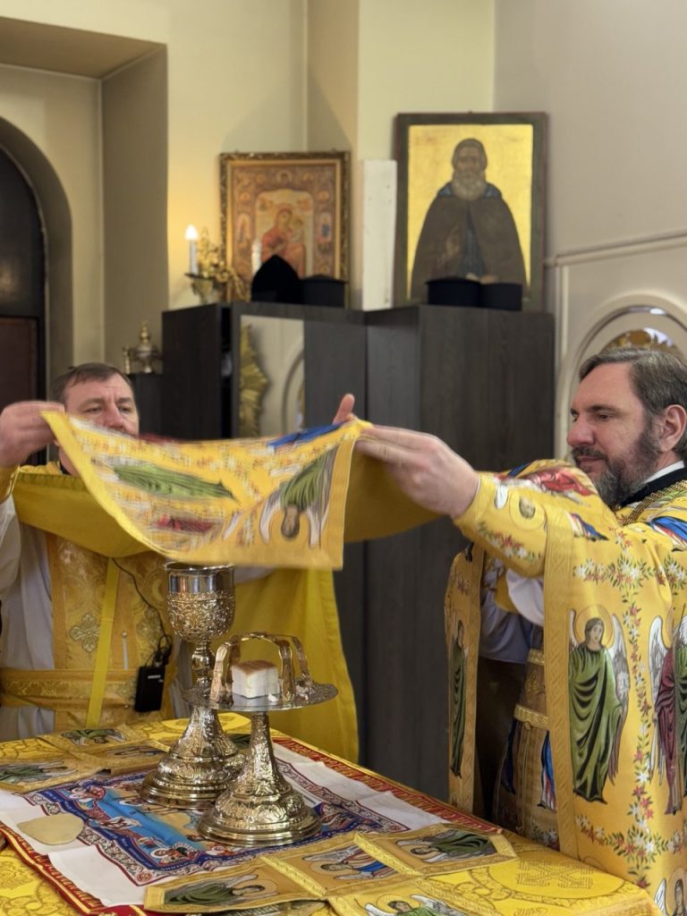 Божественна Літургія у день пам’яті Святителя Миколая ,архієпископа Мир Лікійських,чудотворця.
