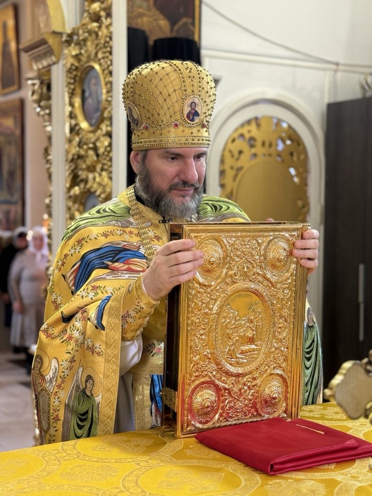 Божественна Літургія у день пам’яті Святителя Миколая ,архієпископа Мир Лікійських,чудотворця.