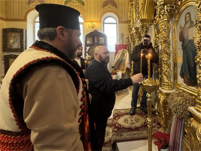 Світло Різдва: представники Полтавської ОВА завітали до монастиря з молитвою та вітаннями.