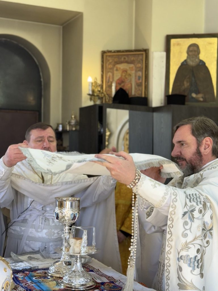 У неділю по Різдві Христовому архімандрит Феодосій очолив Божественну літургію.