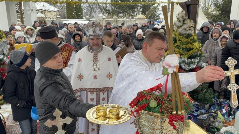 СВЯТО БОГОЯВЛЕННЯ(ХРЕЩЕННЯ ГОСПОДНЄ).ВЕЛИКЕ ОСВЯЧЕННЯ ВОДИ.