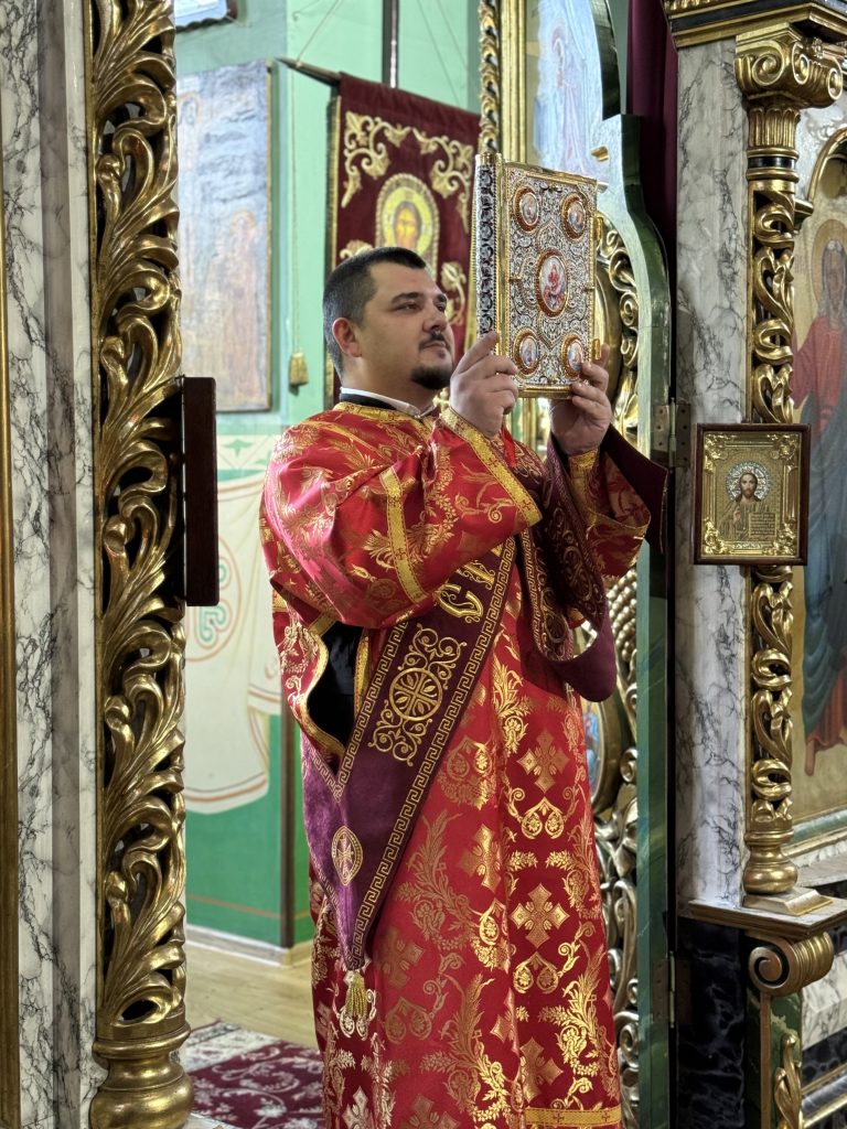 Всенічна винесення   Честного та Животаорчого Хреста Господнього.