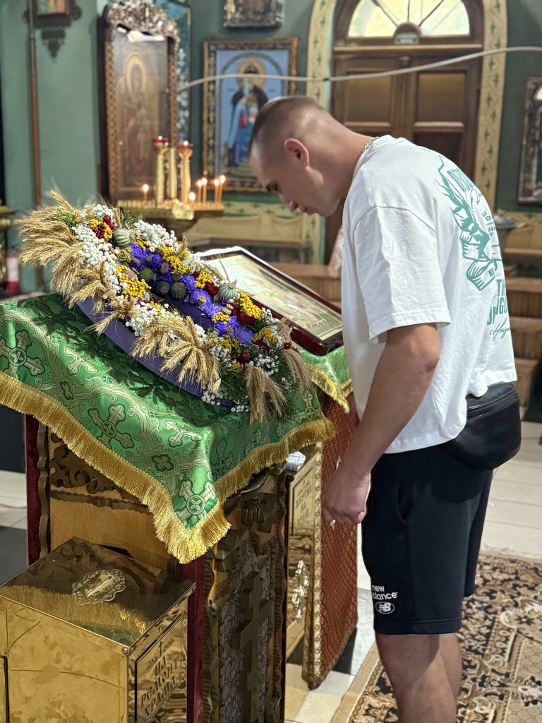 Всенічна винесення   Честного та Животаорчого Хреста Господнього.