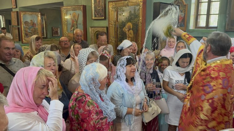 Винесення Чесно Хреста Господнього.