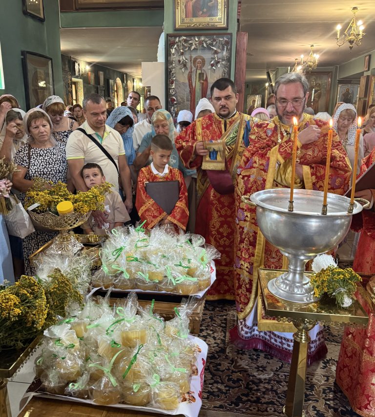Винесення Чесно Хреста Господнього.