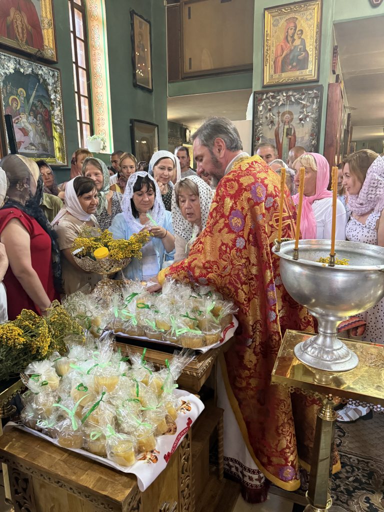 Винесення Чесно Хреста Господнього.